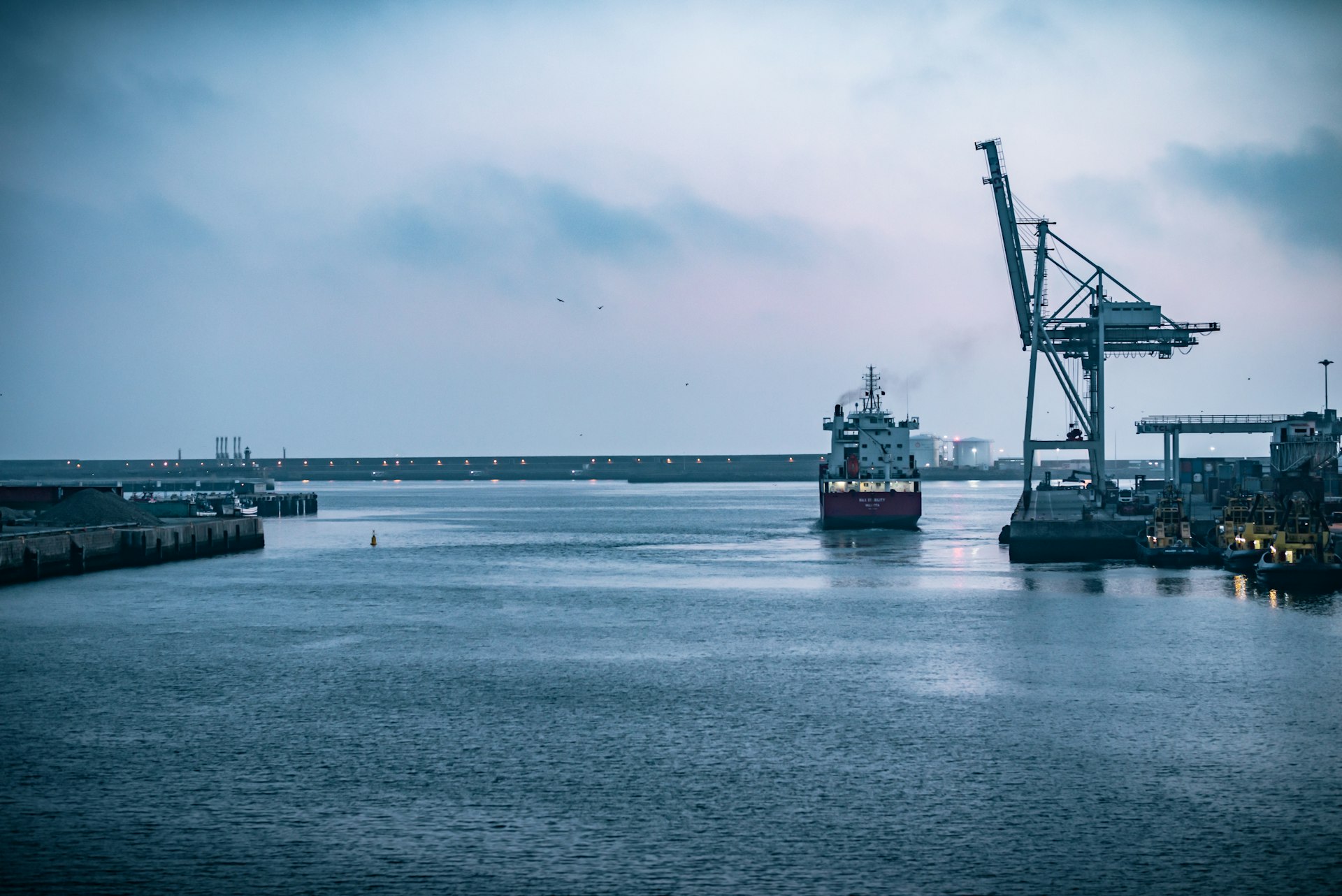 bateau sur la mer au port pendant la journée